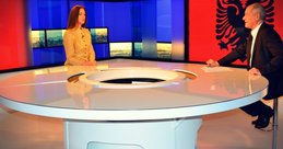 La ministre albanaise de la Culture, Mme Mirela Kumbaro, lors de l'interview accordée à TV5Monde