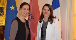 La ministre albanaise de la Culture, Mme Mirela Kumbaro, avec son homologue, Mme Aurélie Filipetti