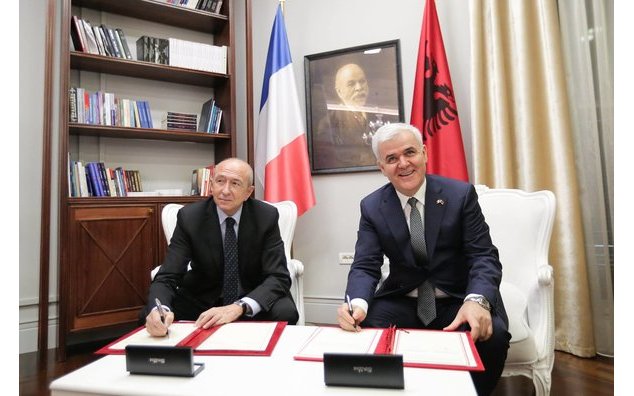 Signature officielle de l'arrangement administratif de renforcement de la coopération franco-albanaise en matière de lutte contre l'immigration irrégulière et la lutte contre la criminalité